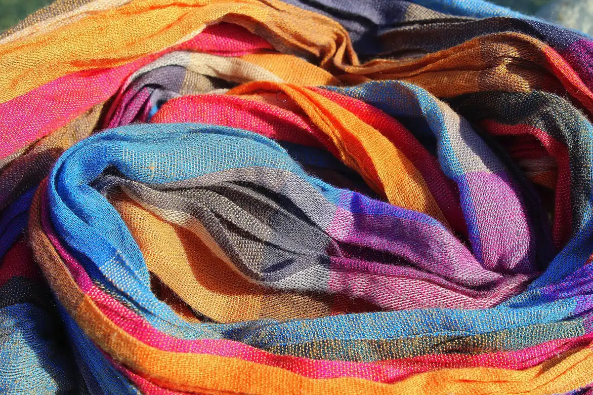 Échantillons de couleurs et foulard coordonnés pour relier des pièces