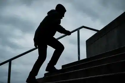 Faut-il éviter les escaliers ? Le renforcement musculaire ciblé avec un kinésithérapeute
