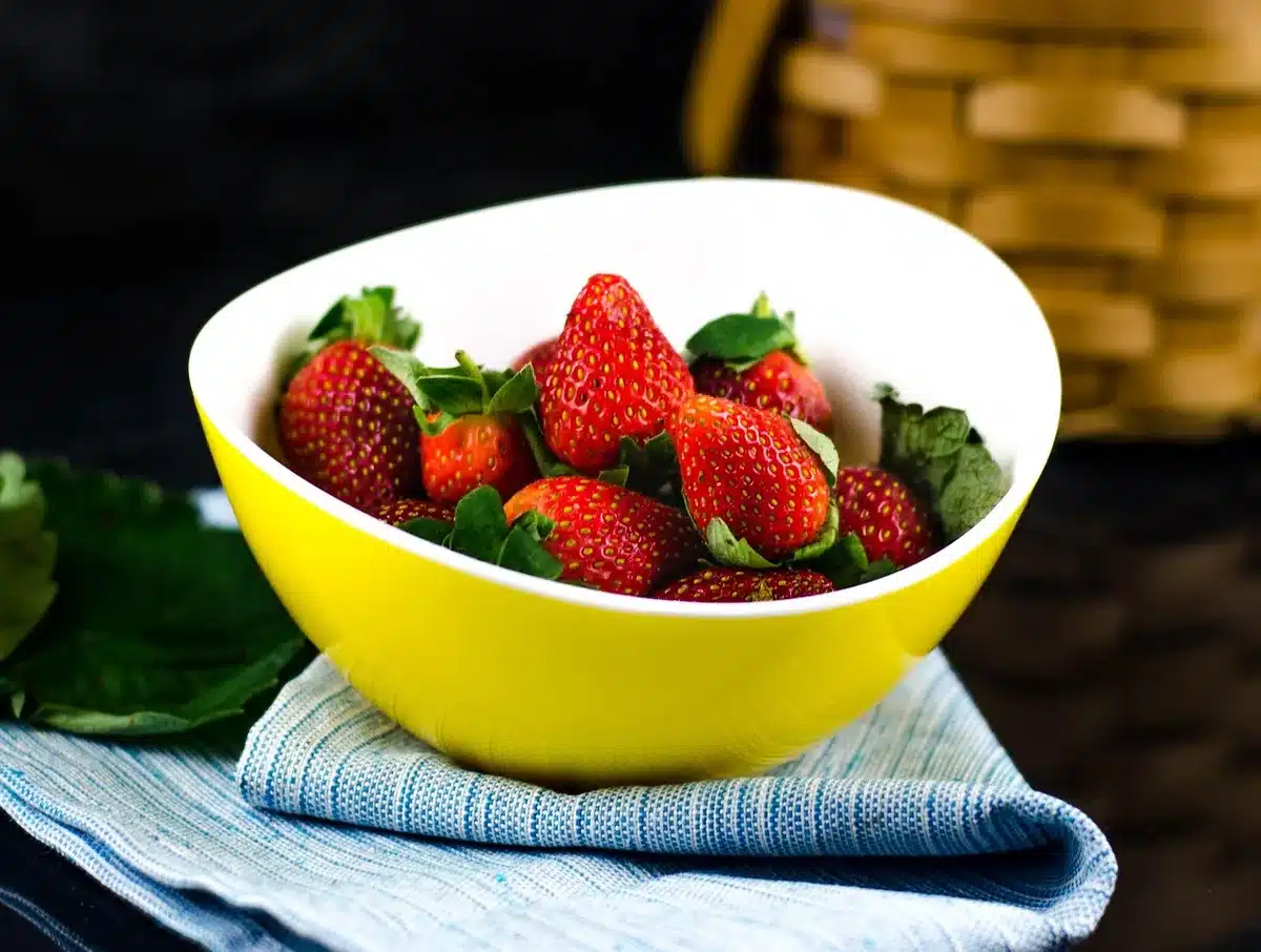 Assiette de fraises fraîches illustrant leur apport hydratant et vitaminé