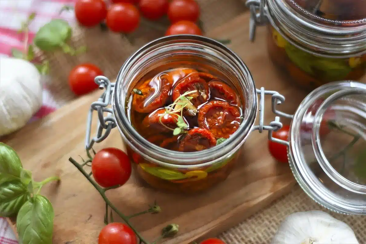 Tomates cerises r&ocirc;ties au four avec herbes et huile d'olive