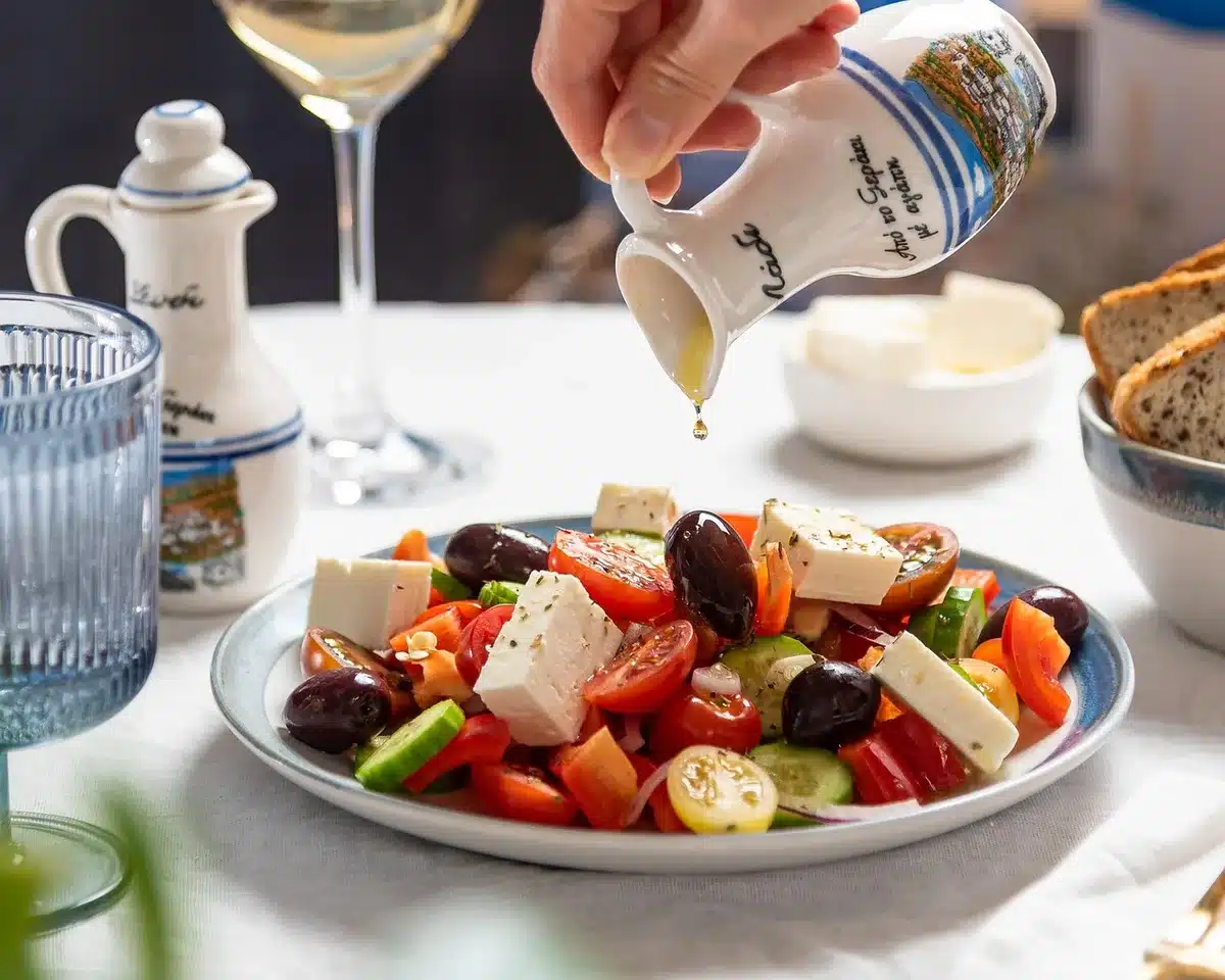 Salade de tomates fra&icirc;ches tranch&eacute;es avec fromage frais et basilic