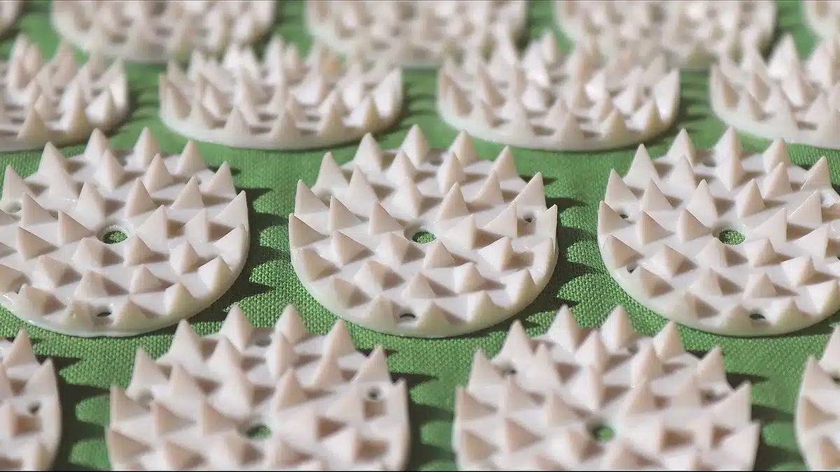 Gros plan sur les pointes d'un tapis d'acupression évoquant le 'lit de clous'.