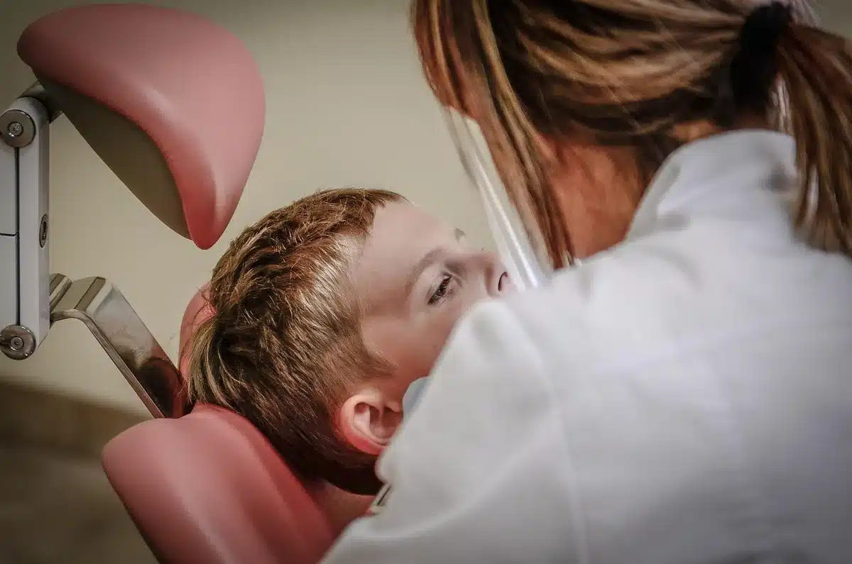Consultation médicale entre un patient âgé et un cardiologue dans un cabinet