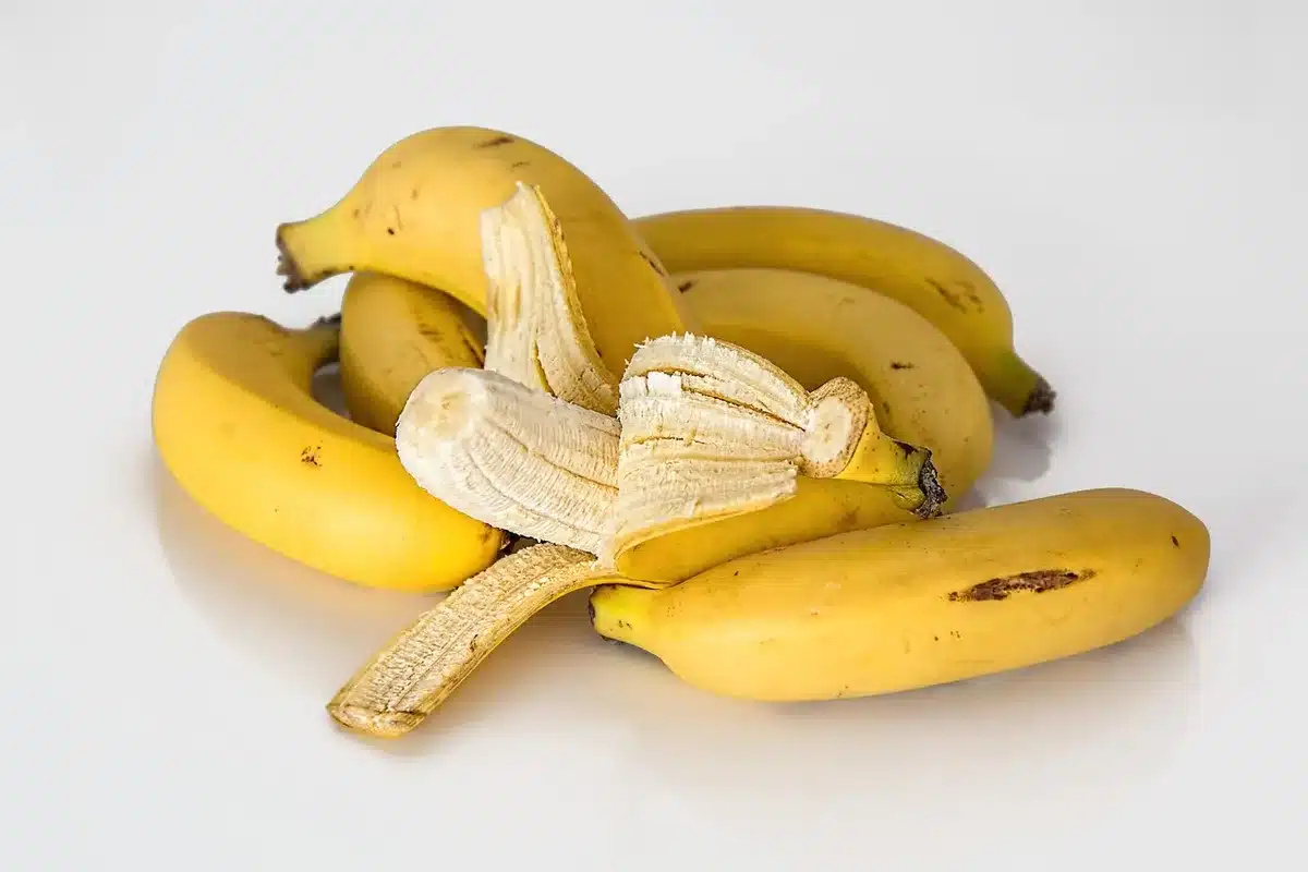 Assortiment d'aliments riches en potassium: avocat, banane, lentilles