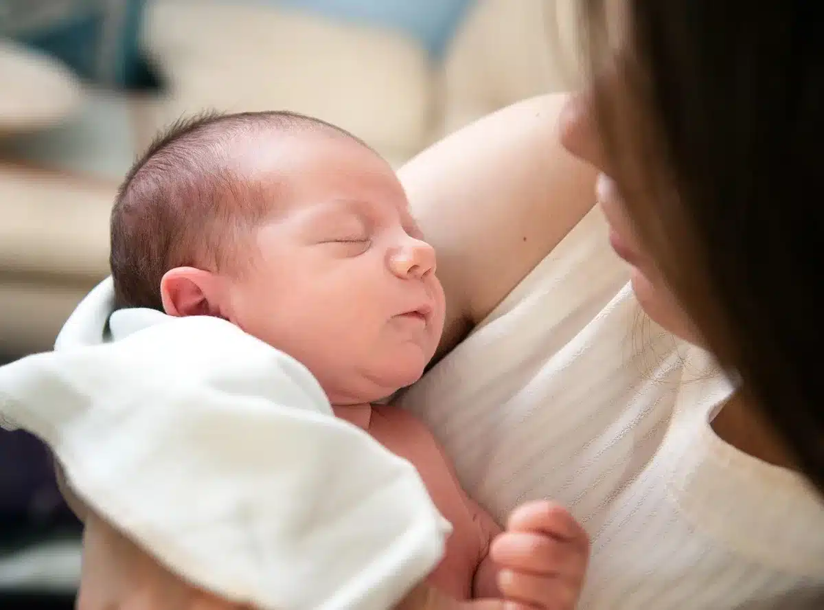 Parent interagissant avec des enfants d'&acirc;ges diff&eacute;rents lors d'activit&eacute;s partag&eacute;es