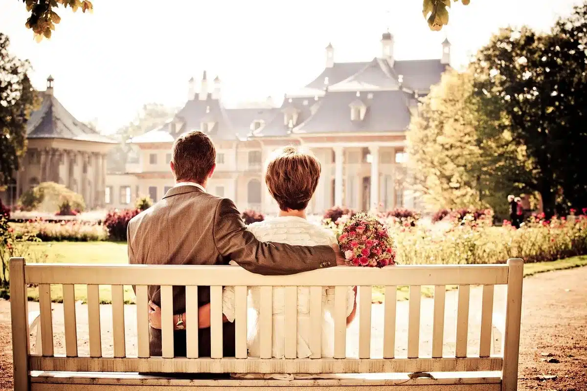 Planificateur familial posé sur une table avec deux tasses, symbole de répartition des tâches