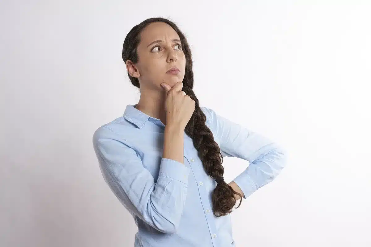 Personne en moment de r&eacute;flexion, symbolisant l'identification des pi&egrave;ges relationnels courants