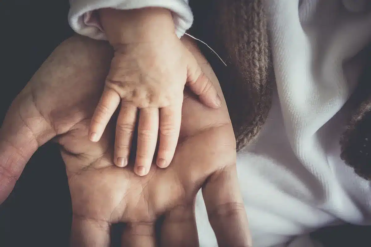 Parents observant leur enfant adulte quitter le foyer, marquant une transition majeure du couple.