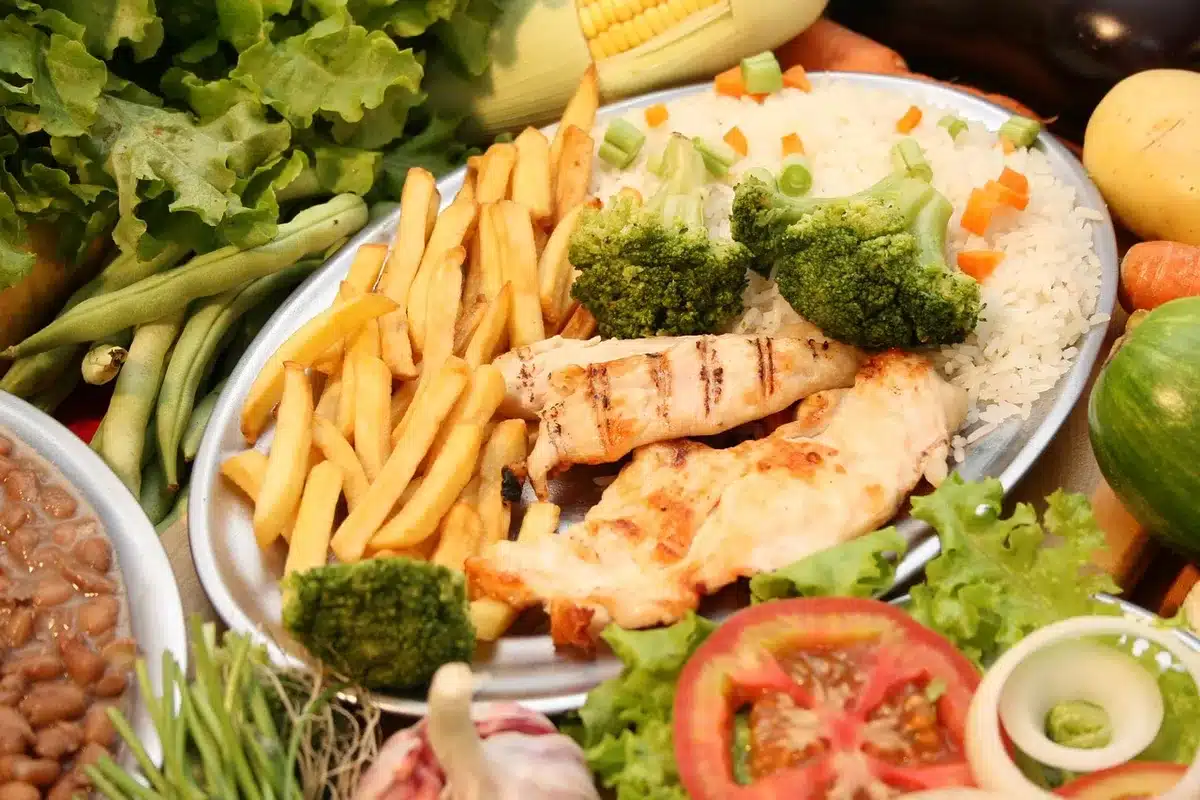 Riz, volaille et pommes de terre cuites, aliments sensibles au réchauffage inégal