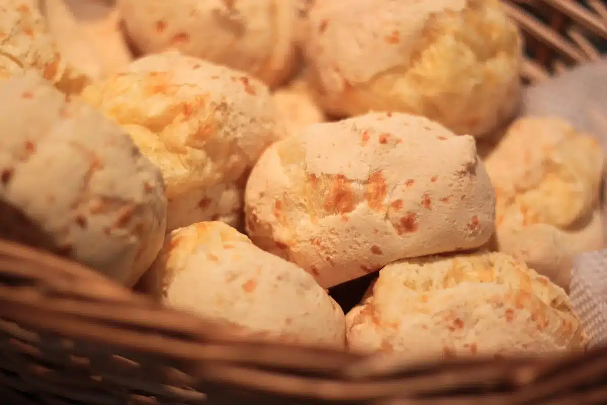 Tranches de pain et de fromage industriel sur un plan de travail lumineux