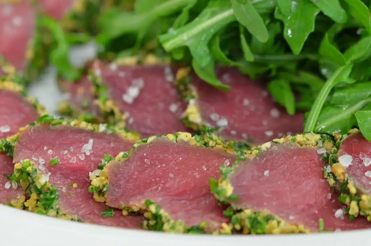 Carpaccio de fraises disposées en rosace avec copeaux de parmesan