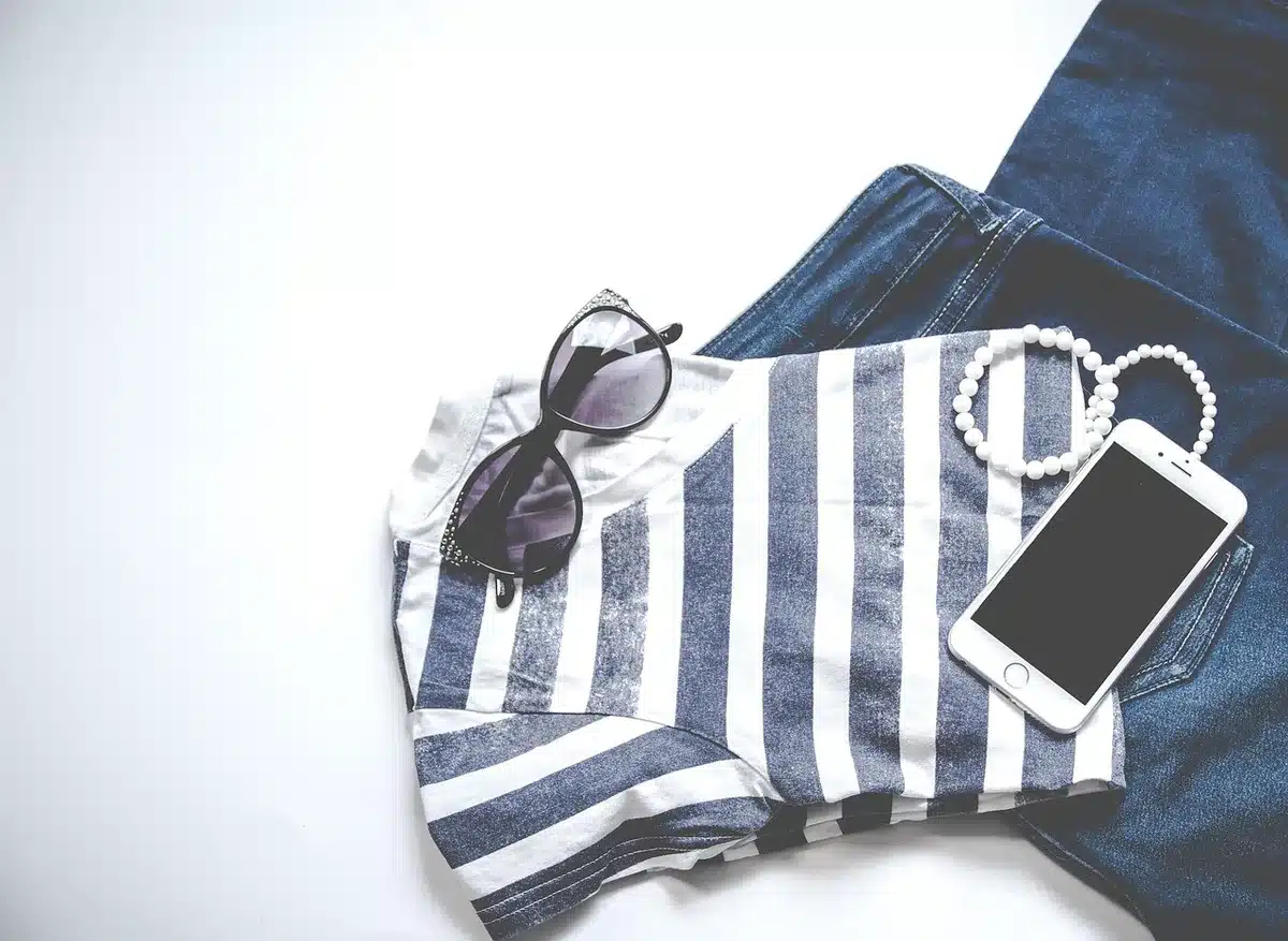Accessoires posés : lunettes, montre et collier fin