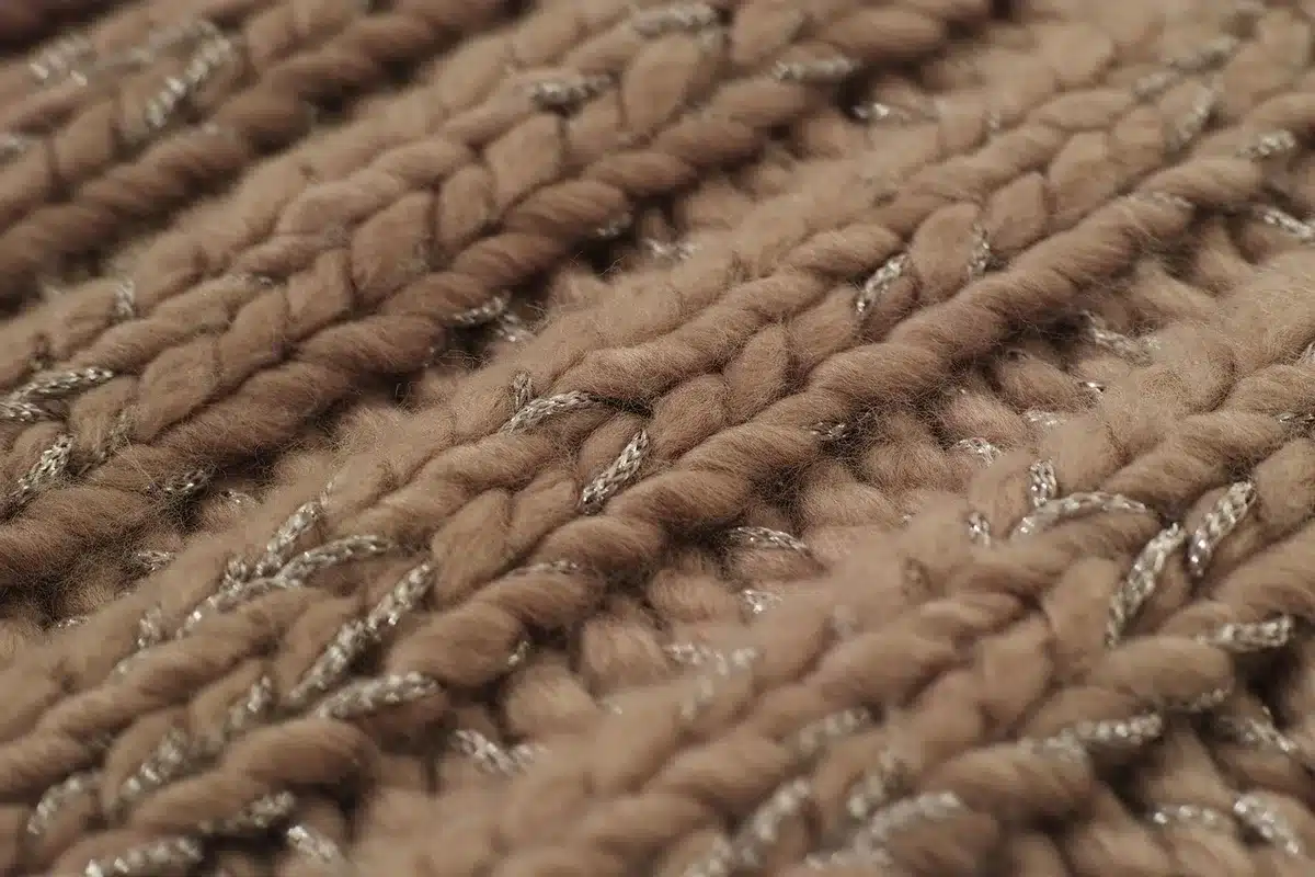 Gros plan sur texture de laine dense pour manteau d'hiver