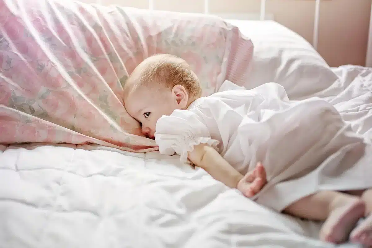 Personne testant un matelas et un sommier en magasin, assise en position de sommeil