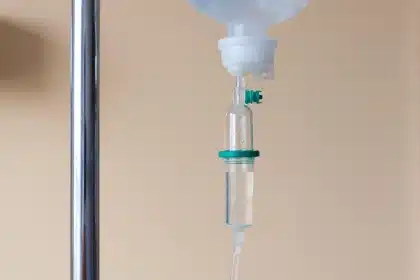 Couloir d'hôpital en plein jour avec un plateau stérile posé sur un brancard