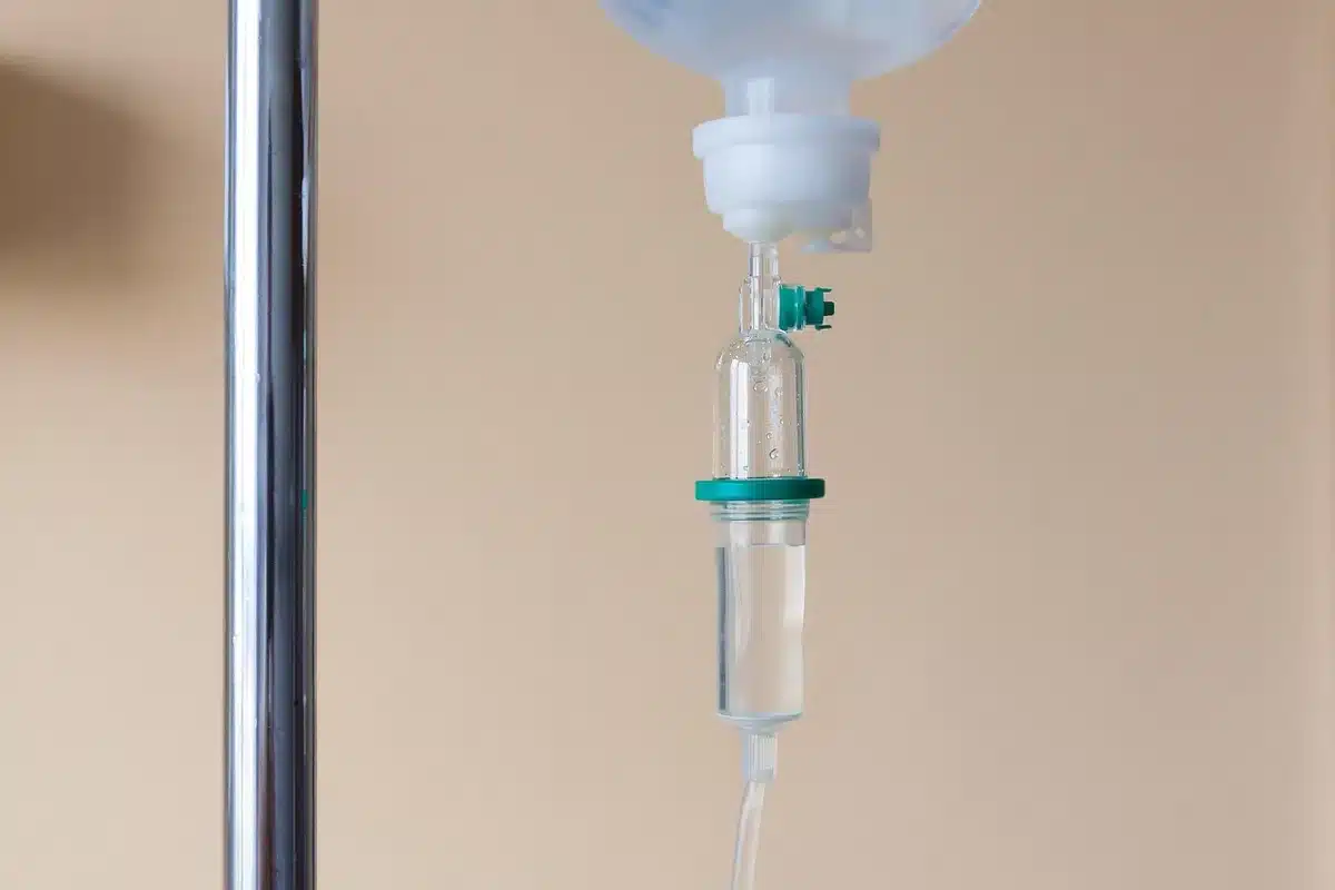 Couloir d'hôpital en plein jour avec un plateau stérile posé sur un brancard