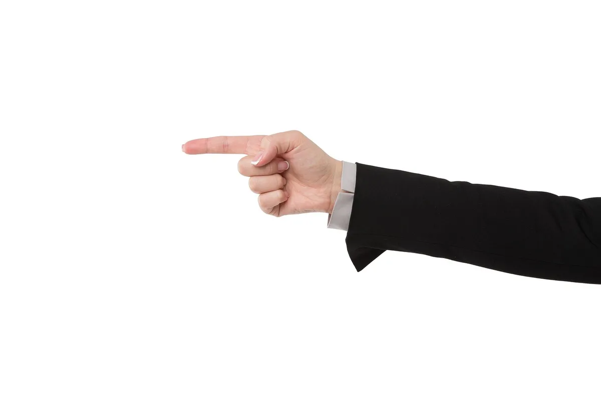 Gros plan sur des mains et postures montrant attention et contact visuel