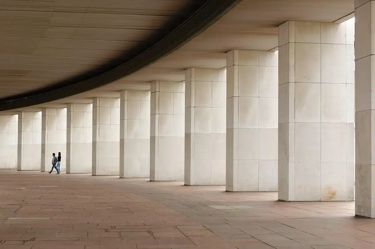 Étagère avec objets personnels distincts montrant deux individualités
