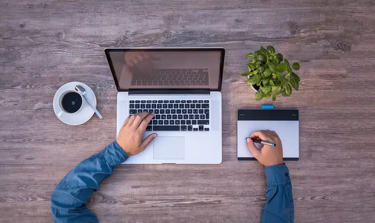 Petit coin bureau éclairé dédié à une activité personnelle