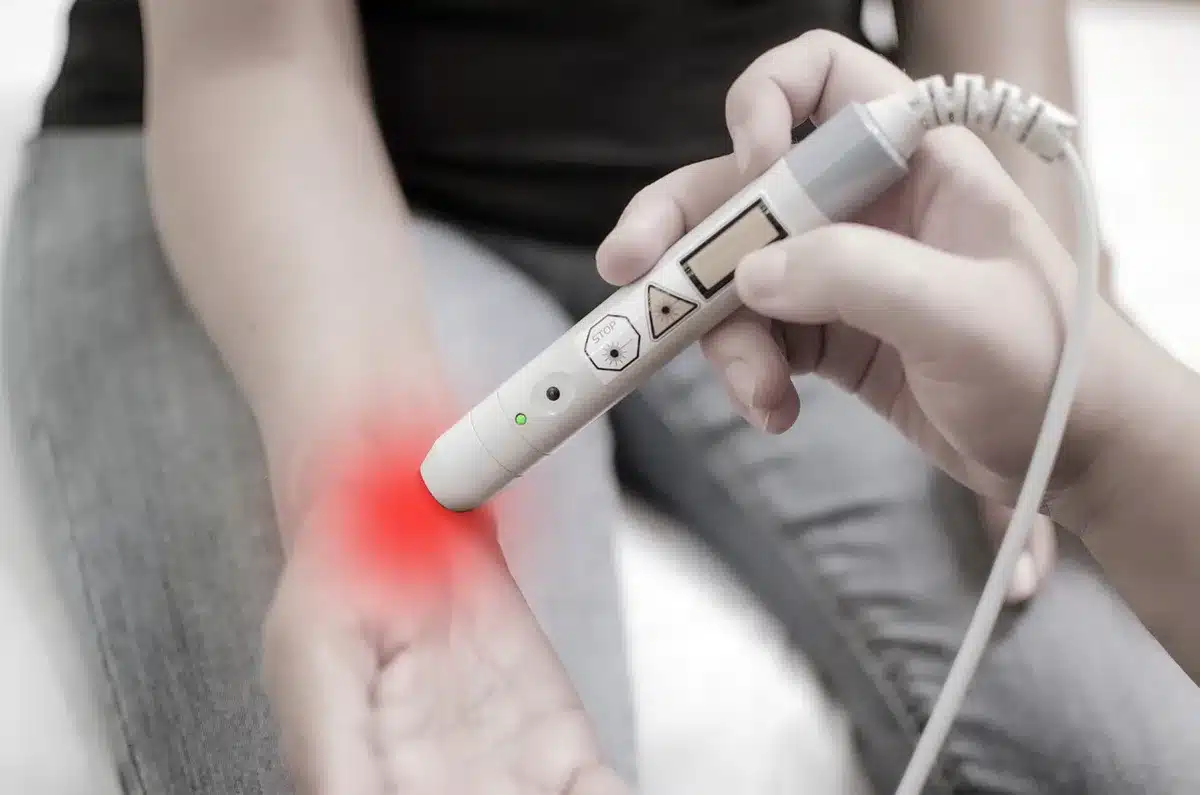 Patient réalisant exercices de rééducation du tendon dans un cabinet lumineux