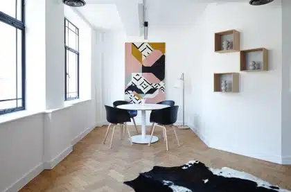 Couple discutant dans un salon lumineux avec carnet et stylo sur la table
