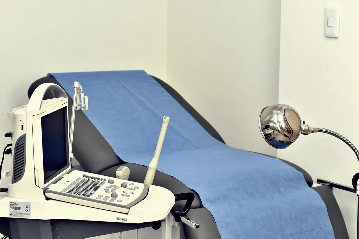 Médecin examinant une échographie cardiaque dans une salle baignée de lumière