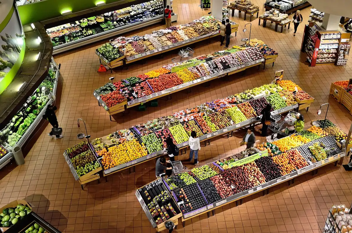 Consommateur lisant une étiquette alimentaire en magasin