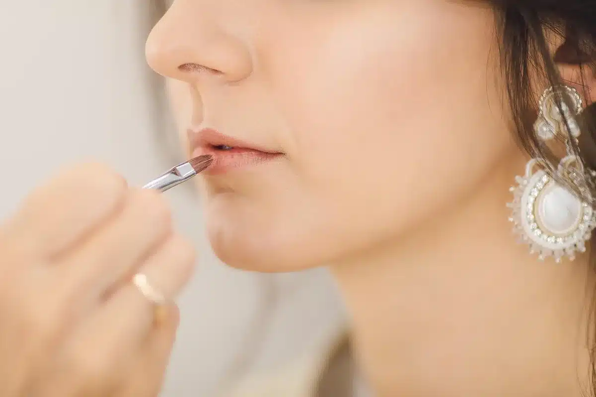 Schéma comparatif montrant aphte versus herpès buccal