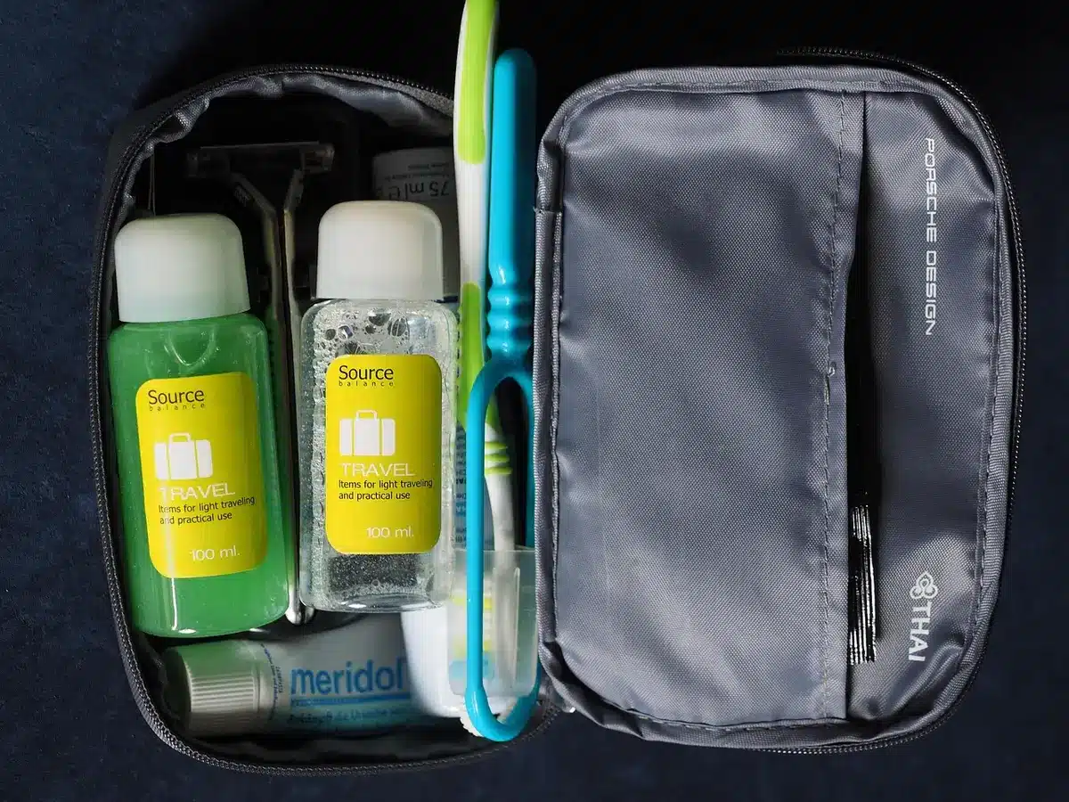 Tube de dentifrice et brosse à dents sur un lavabo
