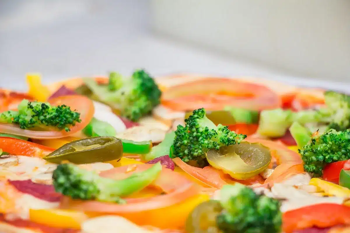 Bol de potage et assiette de légumes cuits pour un dîner léger