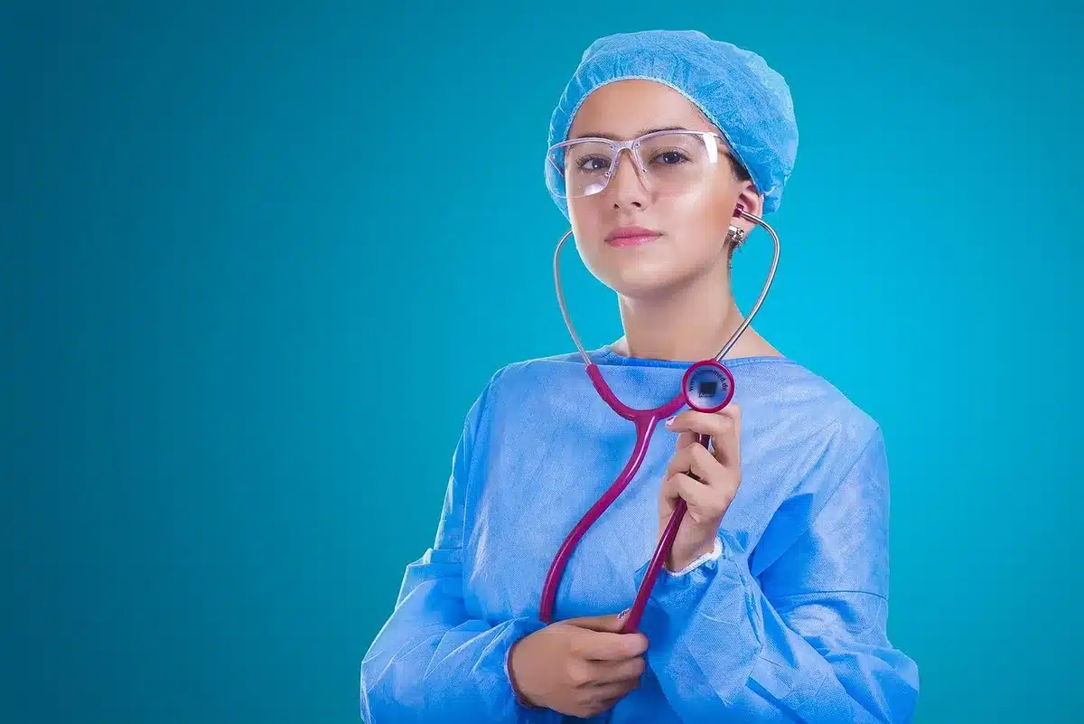 Illustration d'une femme réfléchissant à des symptômes de ménopause