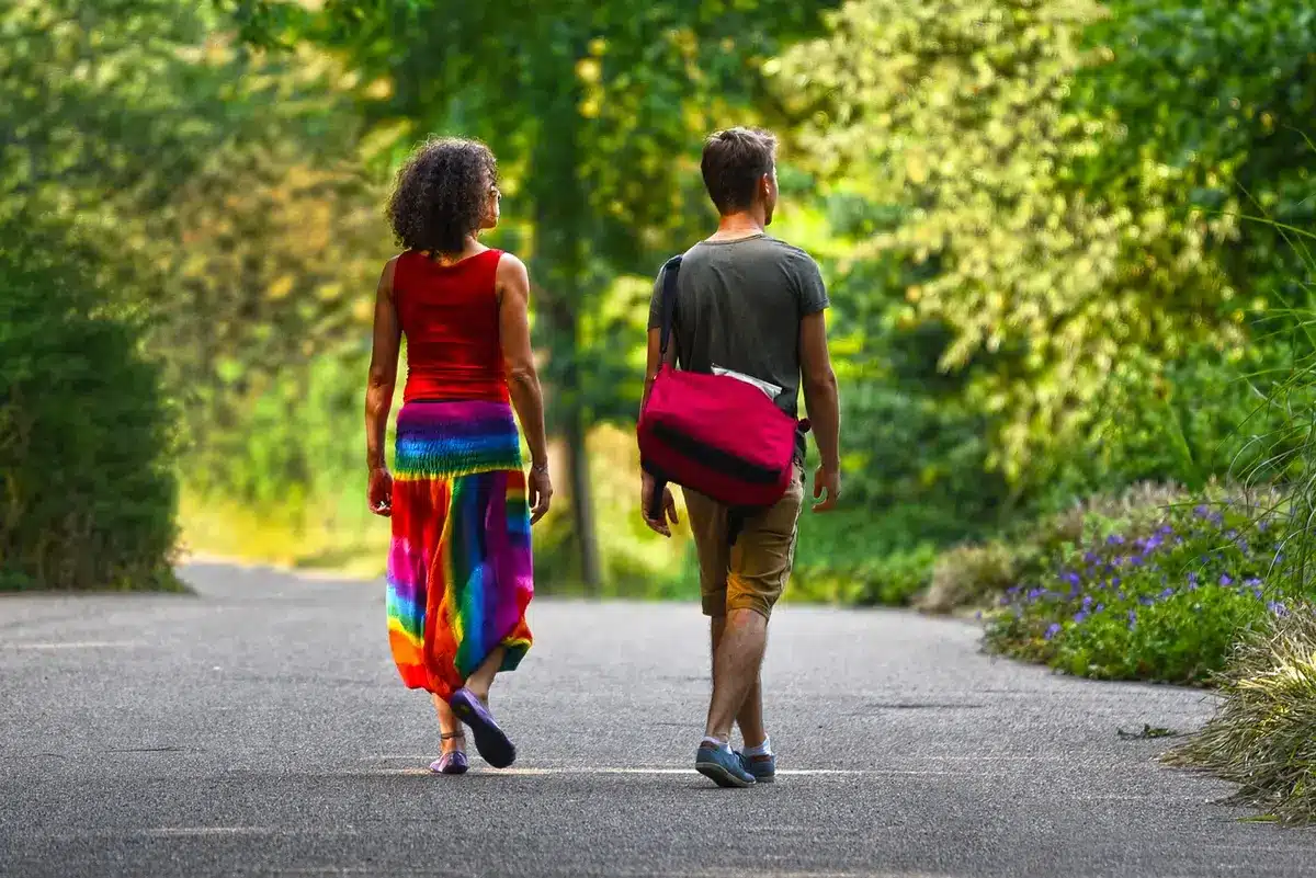 Couple discutant calmement sur un canapé en pleine journée