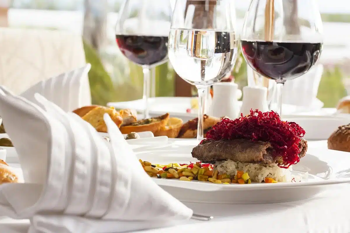 Assiette variée riche en aliments peu transformés bénéfiques pour l'inflammation