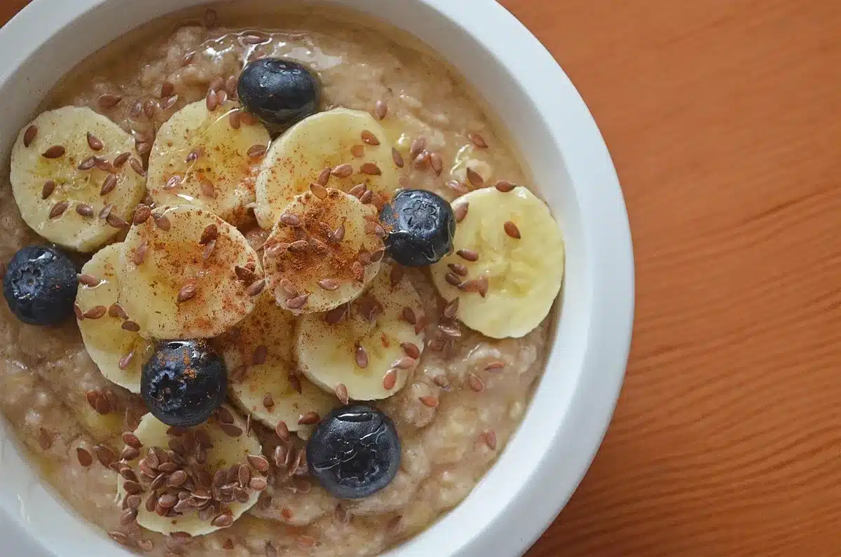 Petit-déjeuner maison avec flocons d'avoine, fruits et noix préparé sur une table