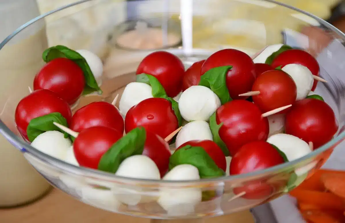 Salade tiède de riz noir avec légumes grillés dans un bol