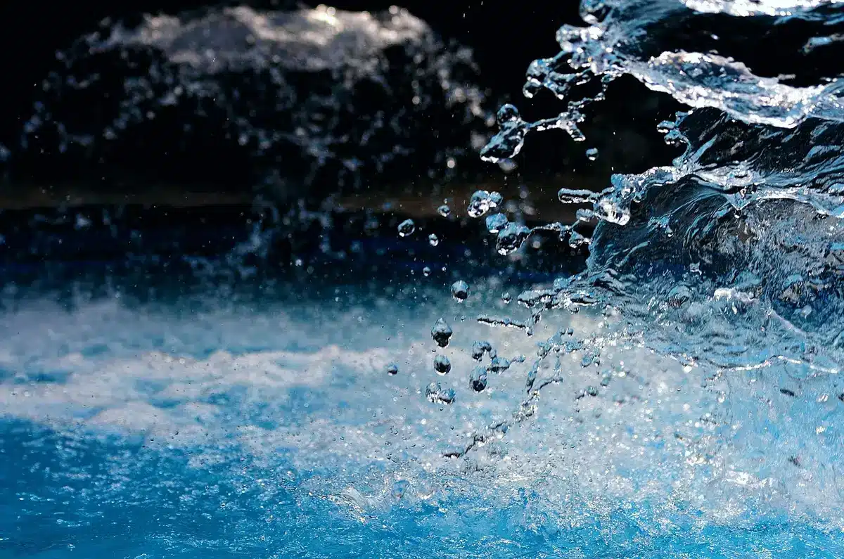 Verre d'eau tiède et cuillère de sel prêt pour un gargarisme