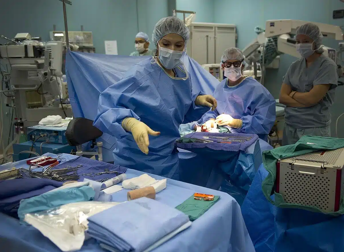 Séance d'orthoptie en cabinet avec patient et matériel d'entraînement visuel